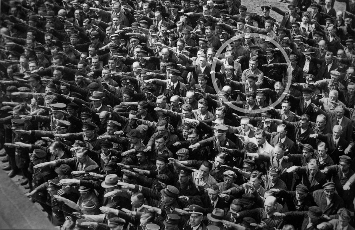 http://www.kelibia.fr/August-Landmesser/August-Landmesser-Hambourg-1936.jpg