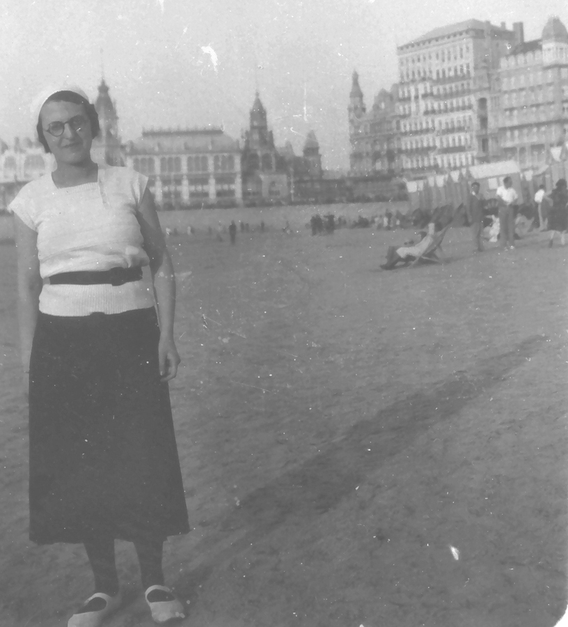 Louise Pivet à Ostende (Belgique) en septembre 1931