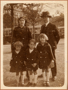 Jeanne Pivet et René Lenoir et leurs enfants Claudine, Jean et Jeanine Lenoir - Paris 1931