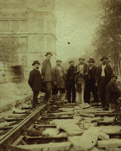 Jean-Paul Pivet (1er à gauche) sur une voie ferrée en chantier